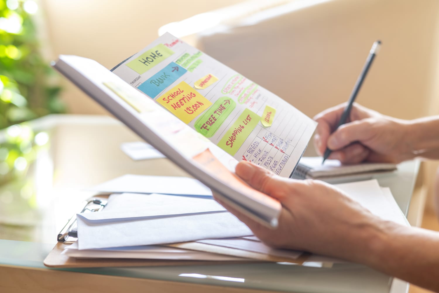 Frau macht sich Notizen und plant im Kalender